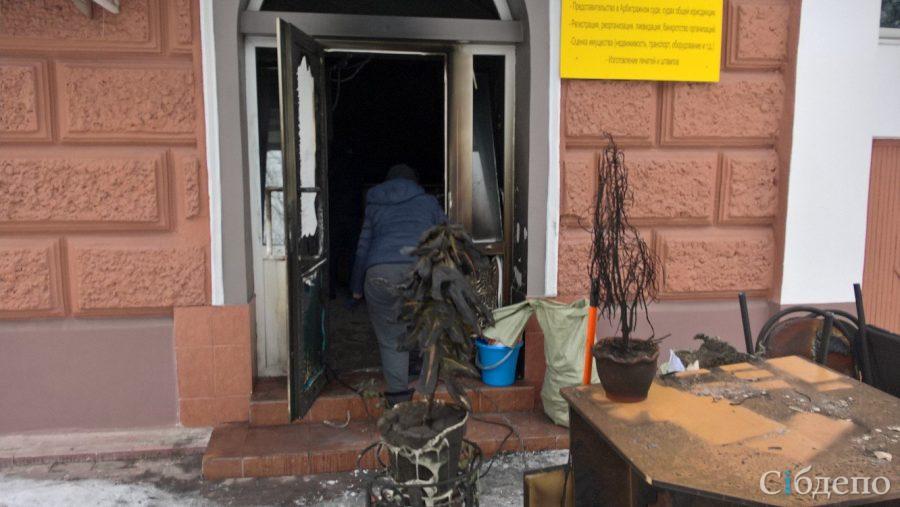 Ночью на улице Орджоникидзе в Кемерове подожгли кабинет юридической компании