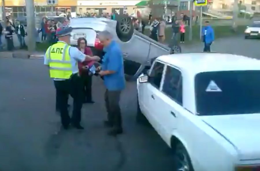 В Сети появилось видео последствий столкновения «копейки» и Toyota в Новокузнецке