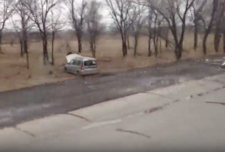 Видео: в Кузбассе подросток за рулём ВАЗа столкнул в кювет Lada Largus