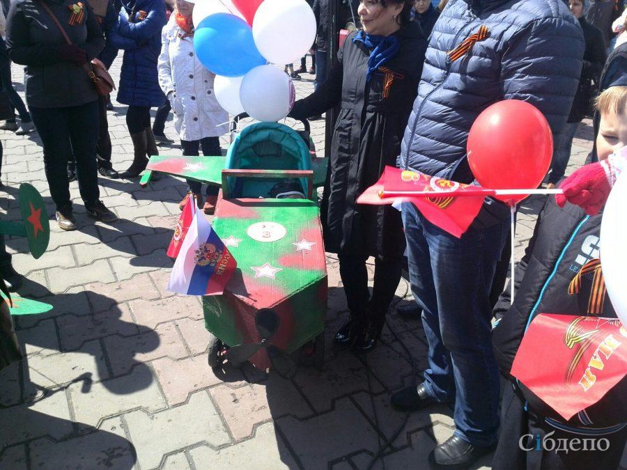 В центре Кемерова состоялся парад «Танчиков и самолётиков»