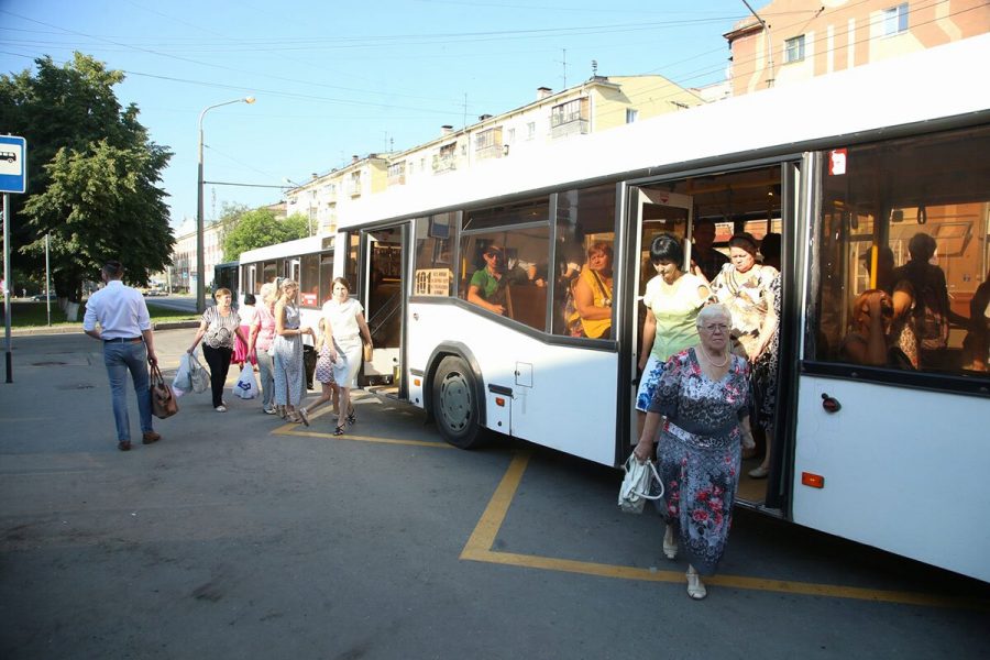 В Новокузнецке пенсионерка получила травмы, упав в автобусе
