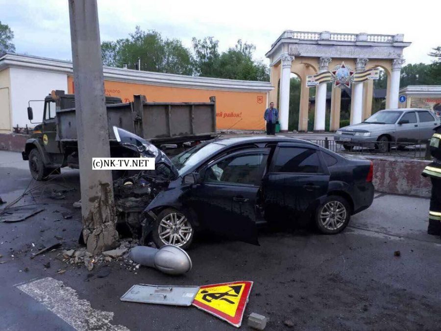 Фото: в Новокузнецке водитель протаранил столб и чудом не пострадал