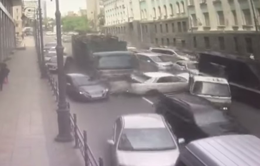 Видео: во Владивостоке грузовик протаранил 19 автомобилей, пострадал ребёнок