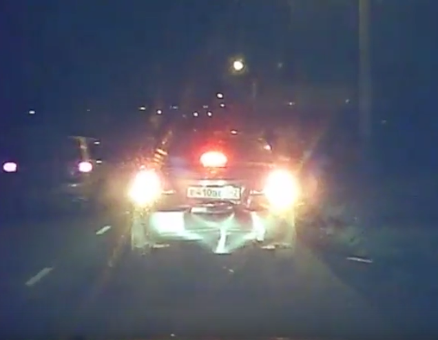 В Кемерове водитель врезался в попутный Chevrolet и скрылся, ДТП попало на видео