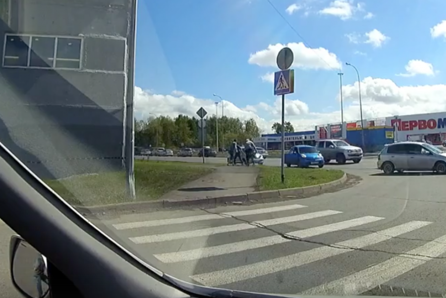 Дорожные войны: в Сеть попало видео драки между водителями в Кемерове