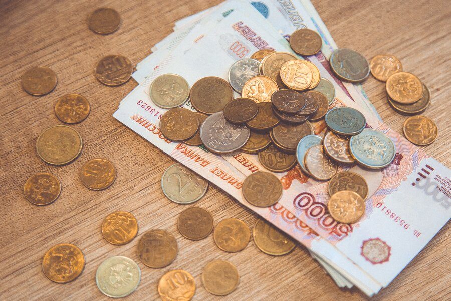 За месяц средняя зарплата в Кузбассе уменьшилась до 31 713 рублей