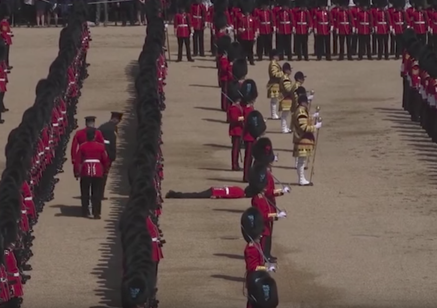 Видео: пятеро гвардейцев потеряли сознание во время парада в честь дня рождения Елизаветы II