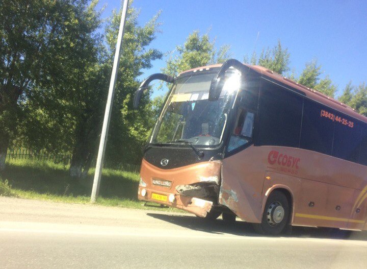 В Кузбассе на трассе произошло тройное ДТП с участием автобуса