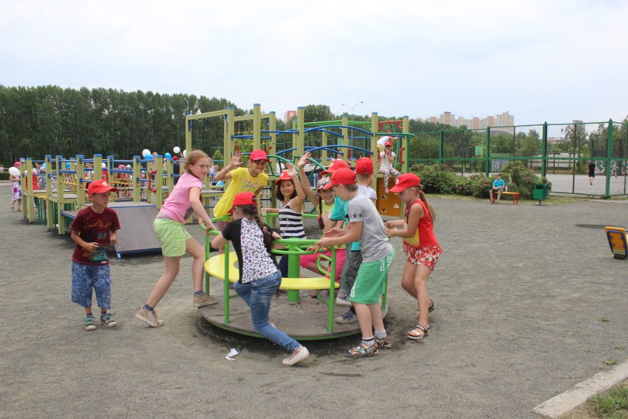 В Кемерове появилась новая детская площадка за 800 тысяч рублей