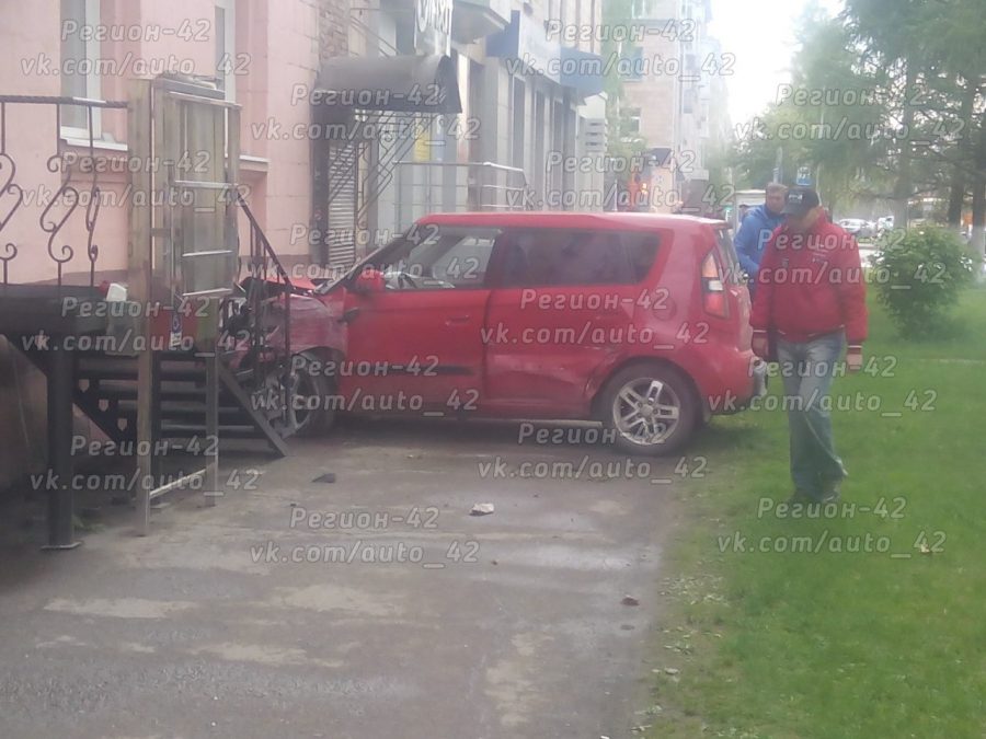 Фото: в центре Кемерова водитель Kia после столкновения с авто врезался в дом