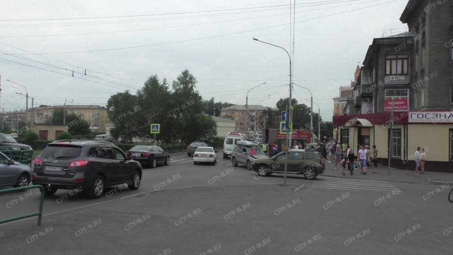 В Новокузнецке столкнулись два авто, Ford Fusion отбросило на пешеходов