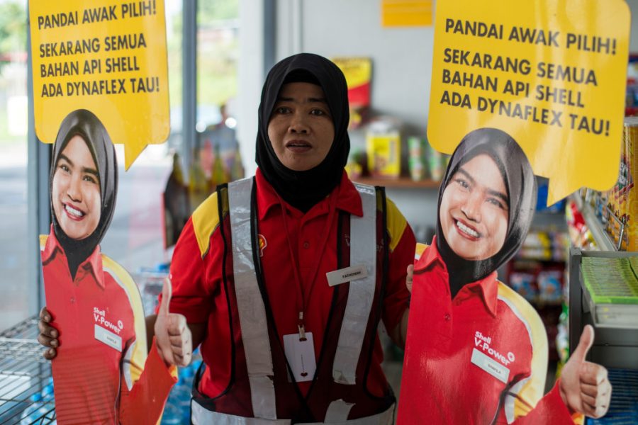 В Малайзии c заправок убрали картонные фигуры женщин, потому что к ним приставали мужчины