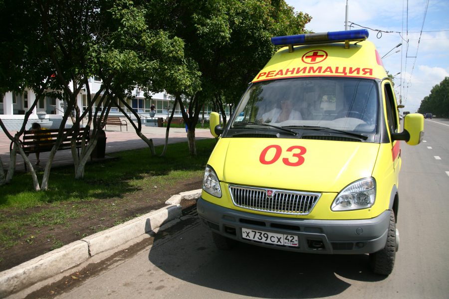 В Кемерове водитель сбил женщину на остановке и уехал