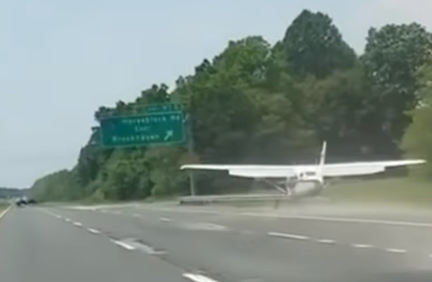 В США пилот экстренно посадил самолёт на автомагистраль