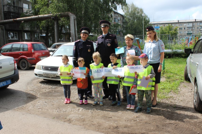 Воспитаники детских садов в Ленинске-Кузнецком раздавали водителям листовки