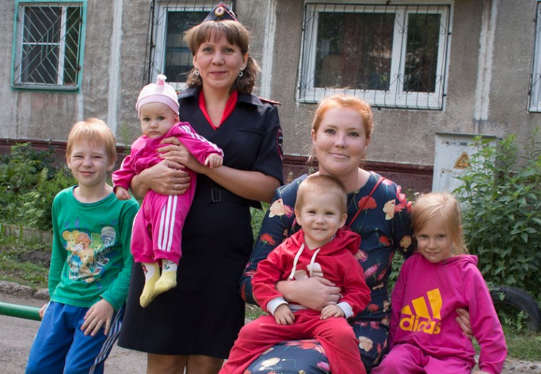 Сотрудница ПДН эвакуировала из горящего дома в Кемерове четверых детей