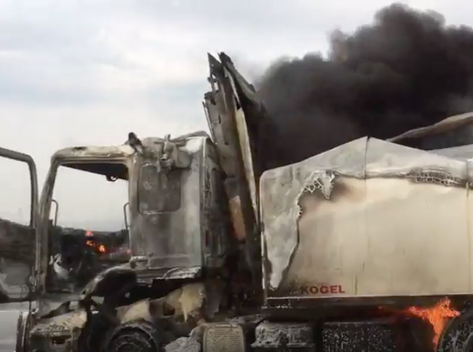 Видео: на трассе в Кузбассе после ДТП сгорела фура