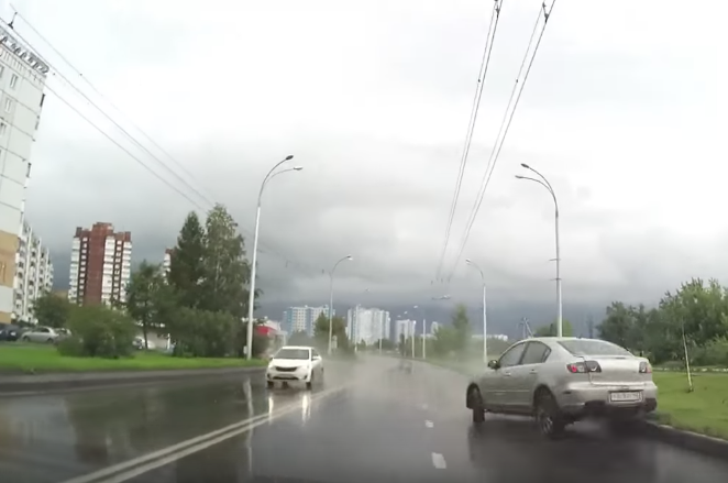 Видео: кемеровский водитель чудом избежал лобового столкновения после ливня