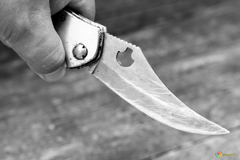 В Кемерове в подъезде жилого дома неизвестный с ножом напал на женщину