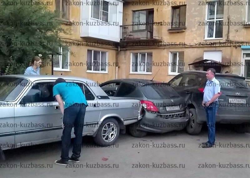 В Кемерове подросток устроил массовое ДТП во дворе жилого дома