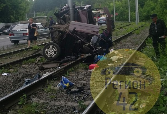 Разбившийся в Кемерове на Логовом шоссе водитель ВАЗа был под наркотиками