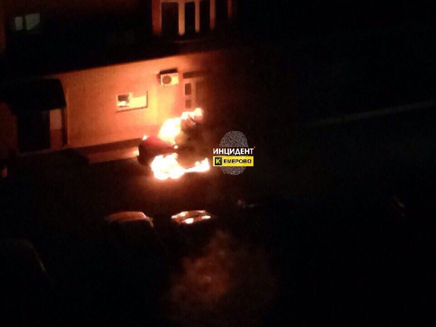 Ночью в Кемерове неизвестные сожгли Land Rover Discovery