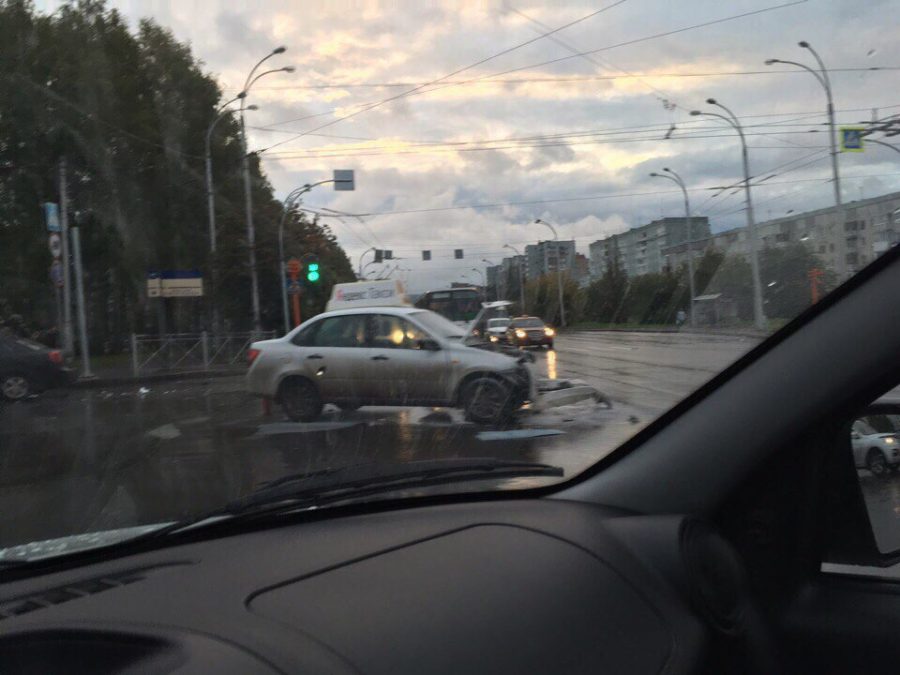 В Кемерове после ДТП загорелся автомобиль такси, пострадал один человек