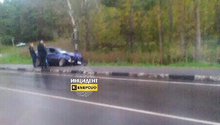 На въезде в Кемерово автомобиль съехал в кювет после лобового столкновения