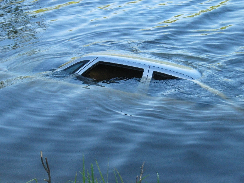 В Кузбассе водитель опрокинул автомобиль в реку и погиб