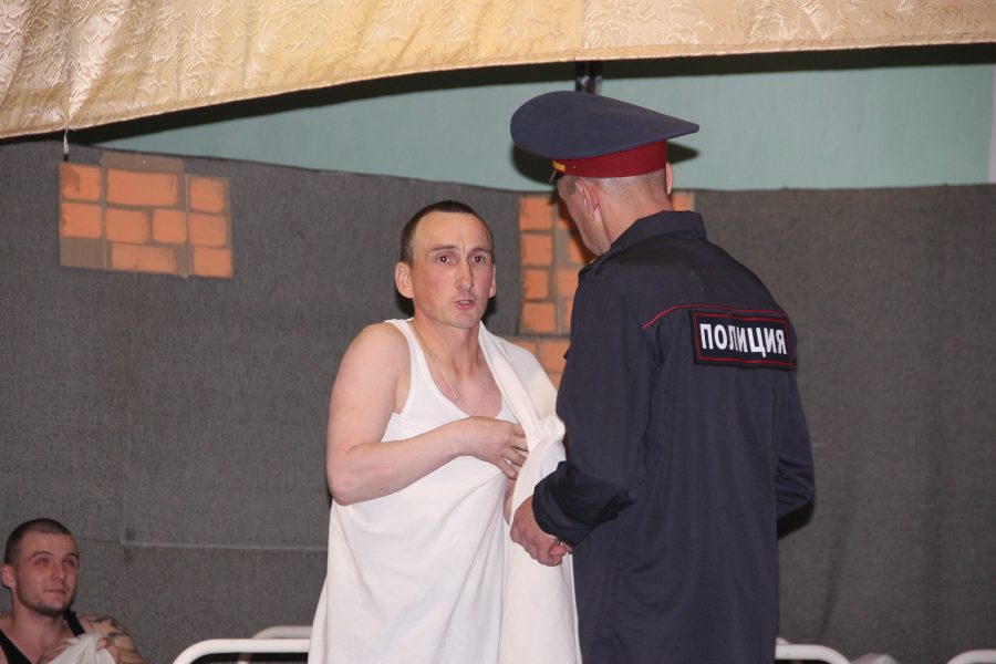Громкая премьера: кузбасские осужденные сыграли спектакль «А поутру они проснулись»