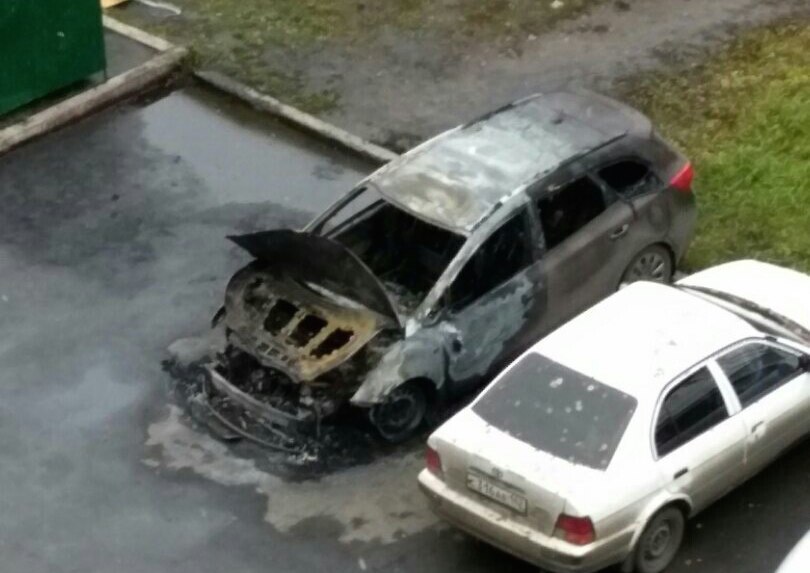 Пожар в автомобиле Kia в кузбасском городе сняли на видео
