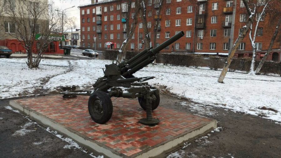 В Новокузнецке установили современные образцы военной техники