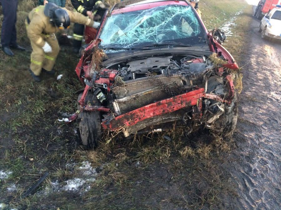 На трассе в Кузбассе перевернулся Jaguar, пострадали непристёгнутые водитель и пассажир
