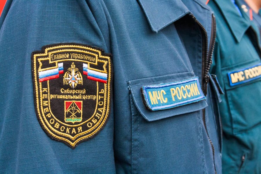 Ночью в Новокузнецке при пожаре в пятиэтажке огнеборцы спасли троих человек
