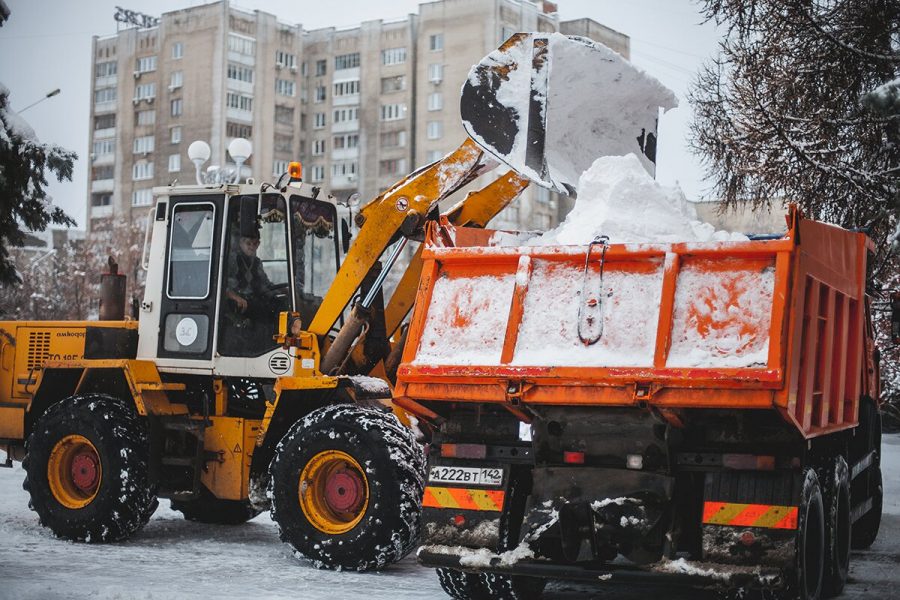 В Кузбассе из-за снегопада дорожники чистят улицы в усиленном режиме