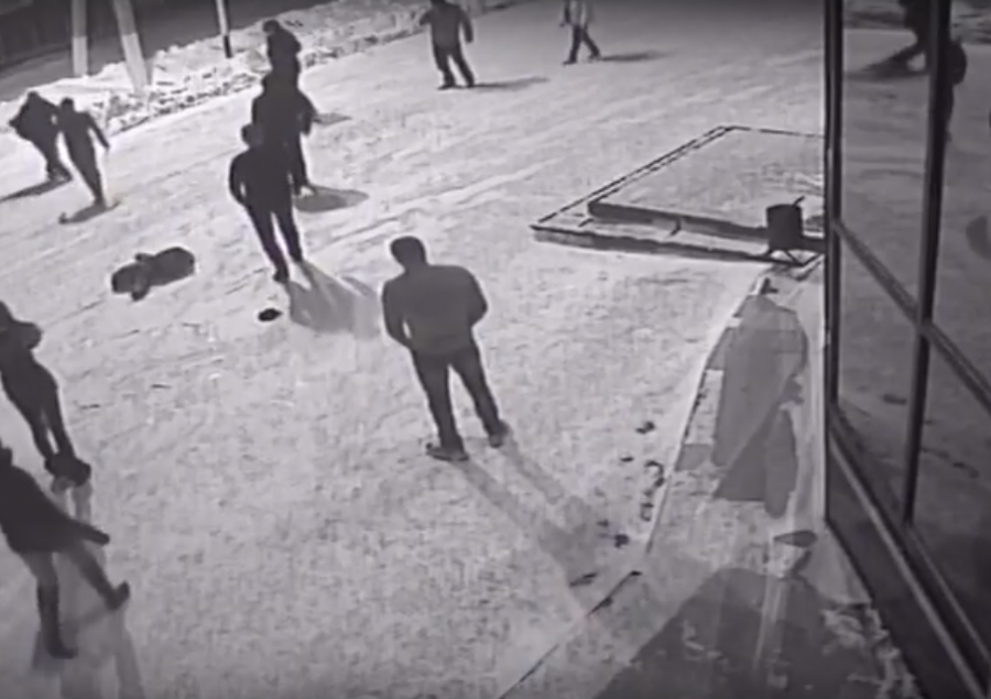 В Кузбассе убийство возле торгового центра попало на видео
