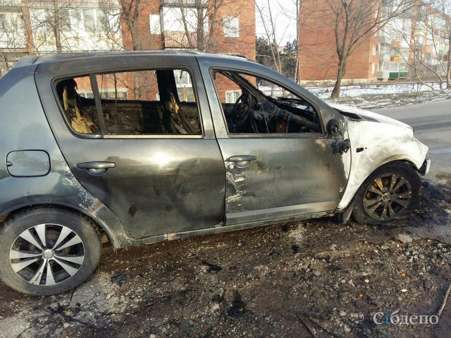 В Белове за пару минут полностью сгорел Renault Sandero