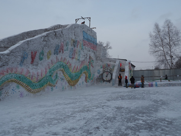Кузбасские заключённые построили самую высокую ледяную горку в Кузбассе