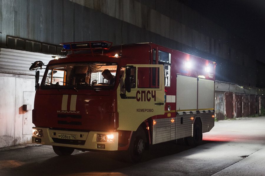 В Кемерове сотрудники МЧС эвакуировали три авто из горящего гаражного бокса
