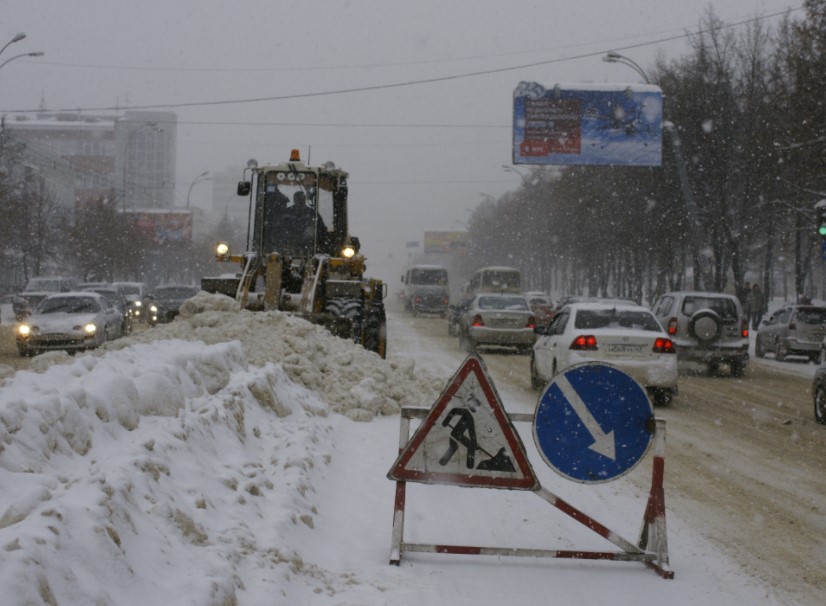 Дороги Кузбасса от снега очищают 2,1 тысячи человек