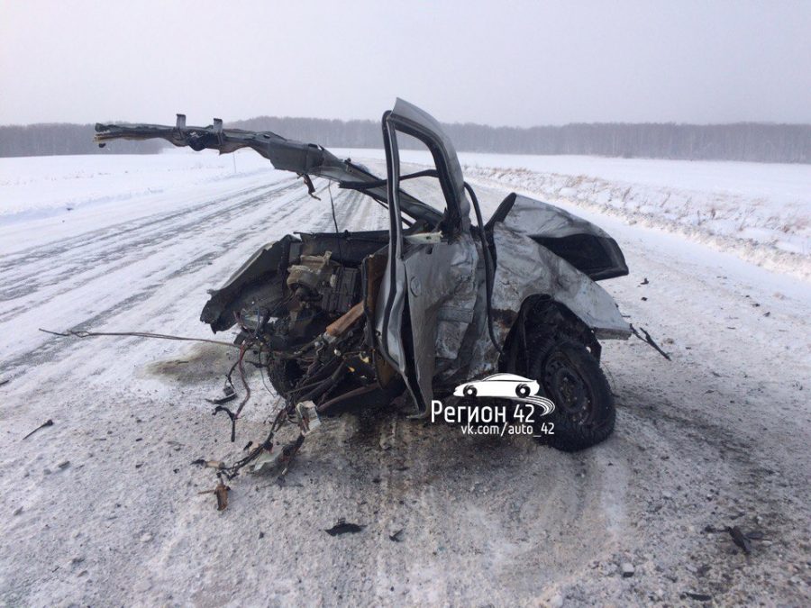 В Новосибирской области столкнулись два авто, Nissan разорвало