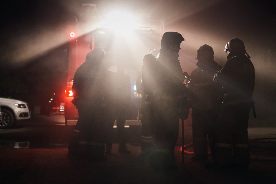 В Новокузнецке пожарные спасли мужчину из огня
