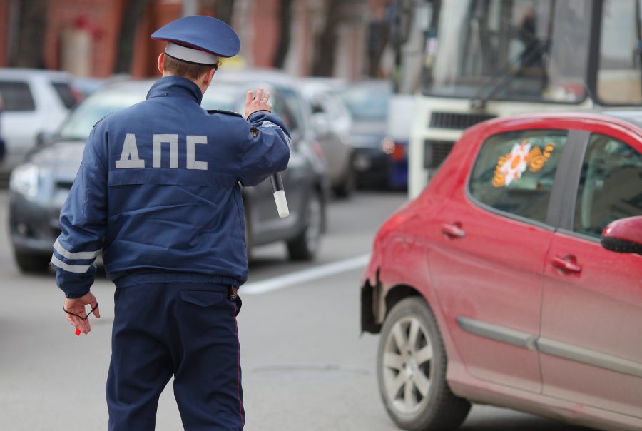 Видео: момент столкновения машины ДПС с лихачом в Прокопьевске