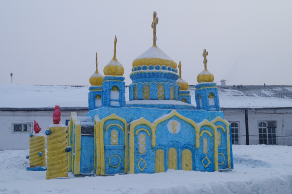 В Кузбассе заключённые возвели снежную копию храма Христа Спасителя