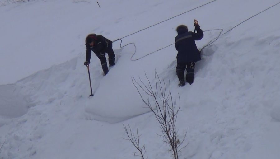 Кузбасские спасатели спустили лавину с горы лопатами