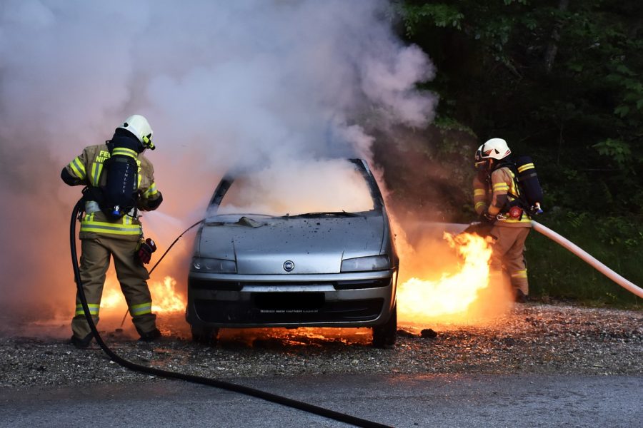 В Кузбассе за один раз от огня пострадали сразу 3 автомобиля
