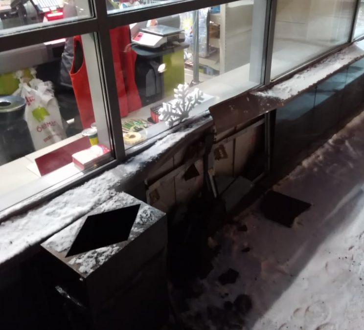 Машина с детьми протаранила магазин в Кузбассе