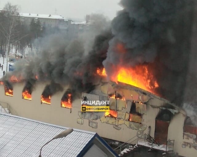 Дым до неба: в Новосибирской области горит рынок на площади 3000 «квадратов»