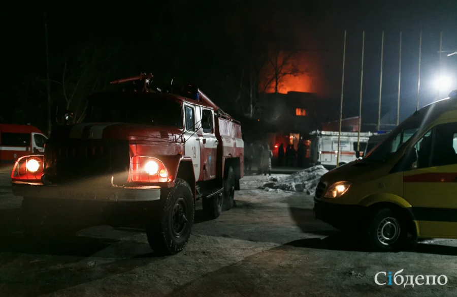 Видео: в Кузбассе горит многоквартирный дом