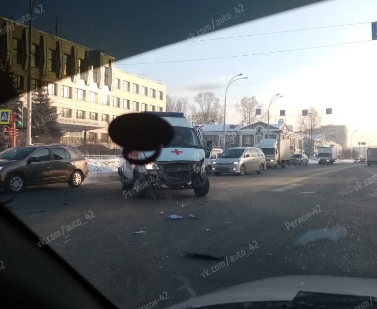 В Кемерове машина скорой помощи попала в ДТП